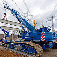 Hallenbau dicht unter Hochspannungsleitung