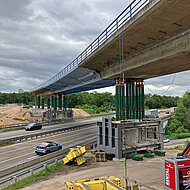 Brückenüberbau über der A3 »hochgestapelt«