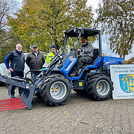 CEO Sterkel stellt Bauhof Waabs Multilader 8.5 zur Verfügung