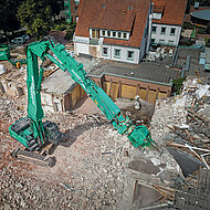 59 t schwerer Abbruchbagger als »Multi Carrier« im Einsatz