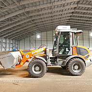 »Schussfester« Radlader mit Spezialausrüstung