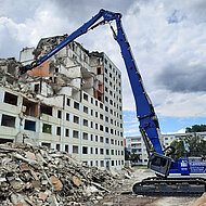 Beutlhauser beliefert Plannerer mit Liebherr-Abbruchbagger R 980