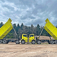 Mehrere Dutzend Muldenkipper auf die Philippinen geliefert