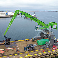 Der 420 t schwere »895 E« im Seeterminal-Einsatz