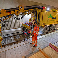 Wie ein riesiger »Staubsauger«: Mercedes-Benz Actros reinigt Gleisbett