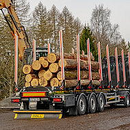 Neuer Rundholz-Sattelauflieger für wirtschaftlichen Langstreckentransport