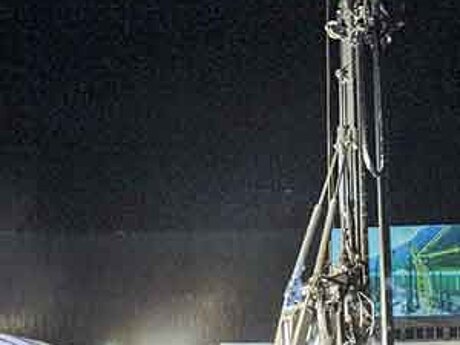 Das Ramm- und Bohrgerät LRB 355 und der Hydroseilbagger HS 8130 HD feiern Premiere