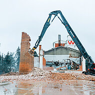 Tonnenschwere Anbaugeräte im Abbrucheinsatz
