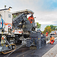 Leitdrahtloser Betoneinbau auf der A 43 