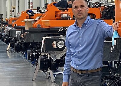 Daniele Fraron vor der Produktionslinie der selbstfahrenden Geräteträger ILF. In diesem Jahr werden dort allein vom Typ ILF Alpha mehr als 100 Einheiten produziert.