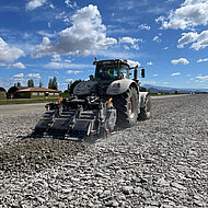 Multifunktionsfräse bei Erneuerung einer Militär-Landebahn 