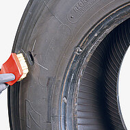 Pflaster drauf: Reparatur von Lkw-Reifen
