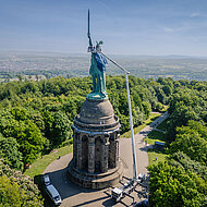 Trikot in luftiger Höhe: Steiger T 570 HF am Hermannsdenkmal im Einsatz