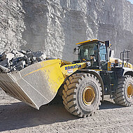 Zwei Komatsu-Radlader in der effektiven Materialverladung 