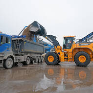 HDB Recycling übernimmt ersten Großradlader des Typs »HL985A«