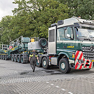 »Arocs« mit 250 t schwerem Zuggewicht unterwegs auf Europas Straßen