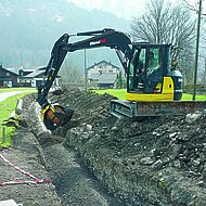 Eindecken einer Fernwärmeleitung mit Aushubmaterial