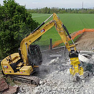 Kombi-Abbruchzange zerkleinert Wasserturm
