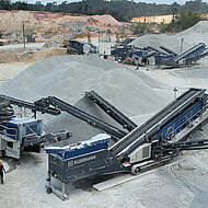 Drei Anlagenzüge arbeiten tief im Dschungel von Guyana