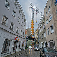 Kran auf unterfahrbarem Portal