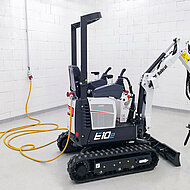 Kleiner Elektrobagger für Abbrucharbeiten im Innenbereich