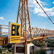 Innovative LED Kranwerbeschilder mit statisch geprüftem Plug&Play Befestigungssystem für Turmdrehkrane