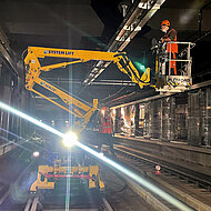 Zweiwege-Arbeitsbühne in Wien im Einsatz