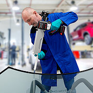 Einfaches und bequemes Verkleben: Neuer 2K-Klebstoff Dinitrol 516 A/B mit 2K-Kartuschenpistole