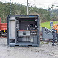 Die Werkstatt ist im Container vor Ort