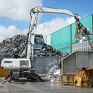 Metallschrott sortieren und verladen