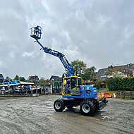 Mobilbagger wird zu fahrbarer Hubarbeitsbühne