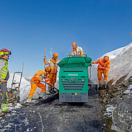 Gehweg-Sanierung: Asphalteinbau in 2 362 m Höhe
