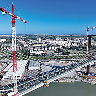 Liebherr-Turmdrehkrane erneuern Brücke im spanischen Sevilla