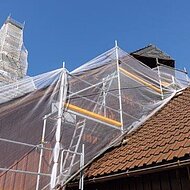 Anpassungsfähiges Stahlgerüst für filigrane Holzkonstruktion