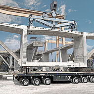 Fertigbauteile für Mahatma-Gandhi-Brücke befördern