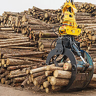 Schwere Hafenjungs im Dauereinsatz: Mantsinen 120R und Fuchs MHL340F stemmen Holzumschlag