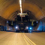 Zentimeter für Zentimeter durch enge Straßen