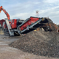 Raupenmobiler Prallbrecher als echter Allrounder im Einsatz